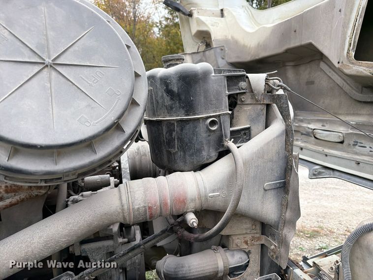 image for item FM6629 2002 International 7400 refuse truck