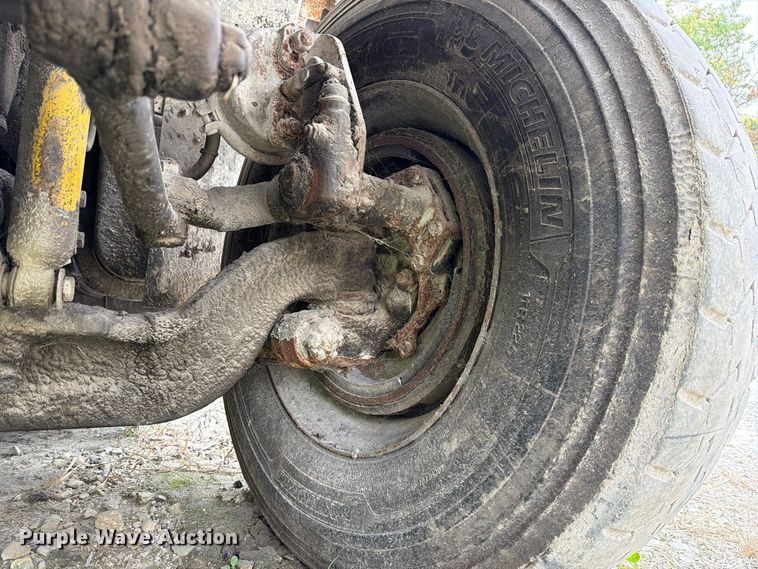 image for item FM6629 2002 International 7400 refuse truck