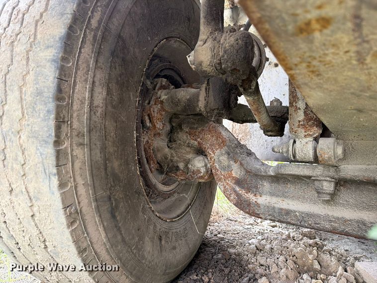 image for item FM6629 2002 International 7400 refuse truck