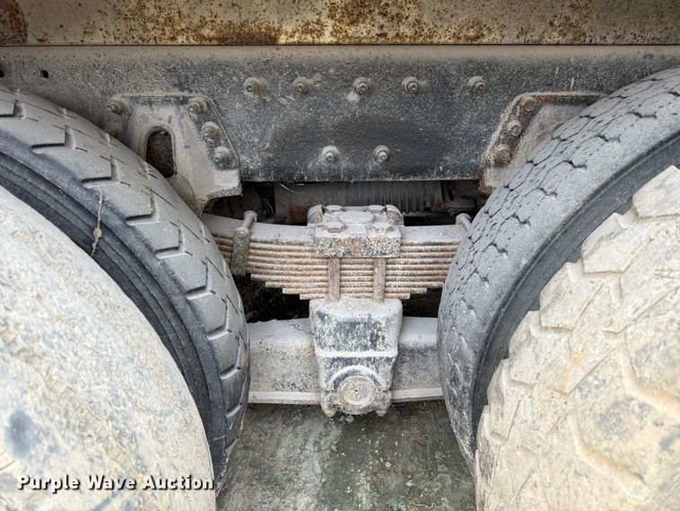 image for item FM6629 2002 International 7400 refuse truck
