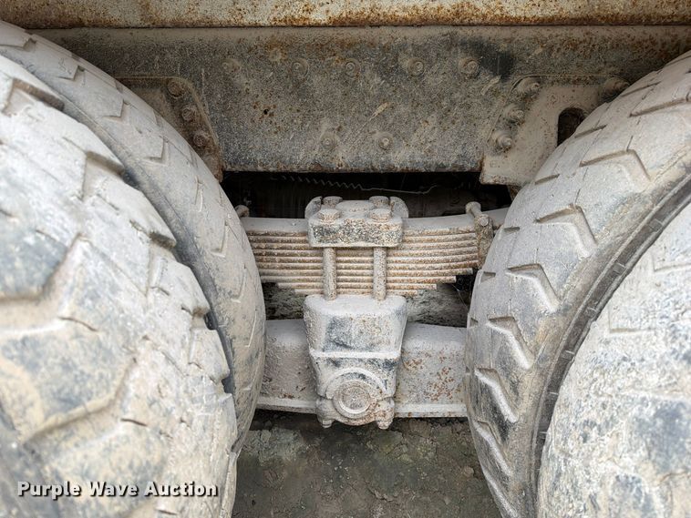 image for item FM6629 2002 International 7400 refuse truck