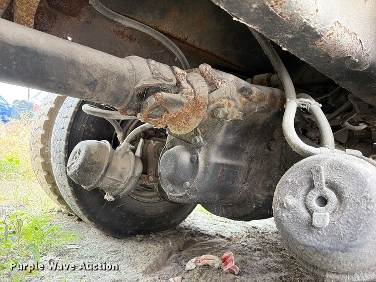 image for item FM6629 2002 International 7400 refuse truck