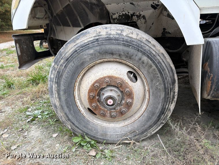 image for item FM6629 2002 International 7400 refuse truck