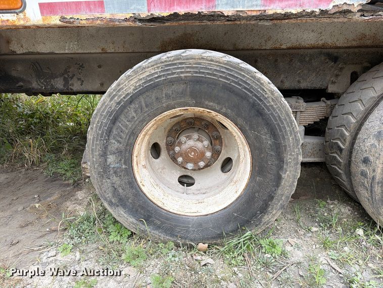 image for item FM6629 2002 International 7400 refuse truck
