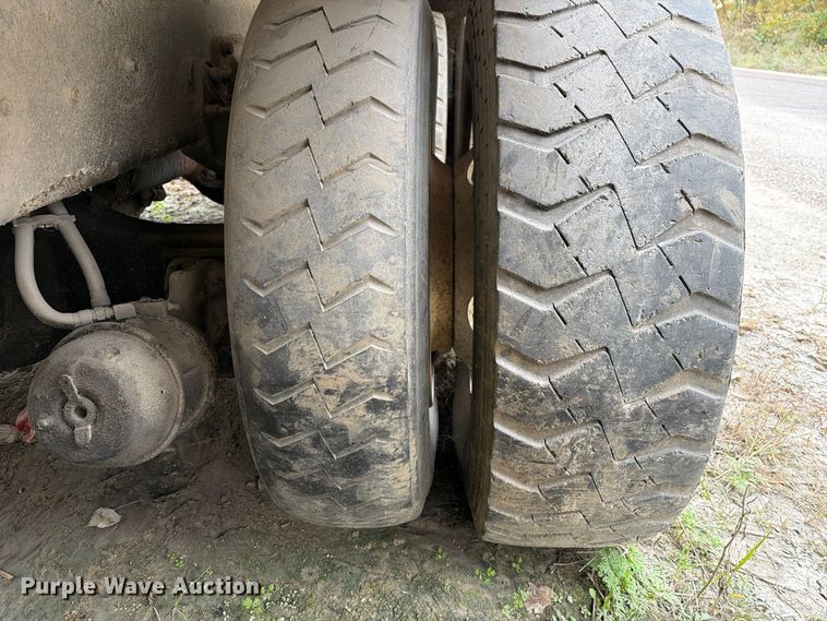 image for item FM6629 2002 International 7400 refuse truck