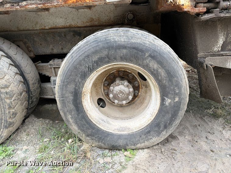 image for item FM6629 2002 International 7400 refuse truck