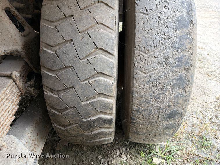 image for item FM6629 2002 International 7400 refuse truck
