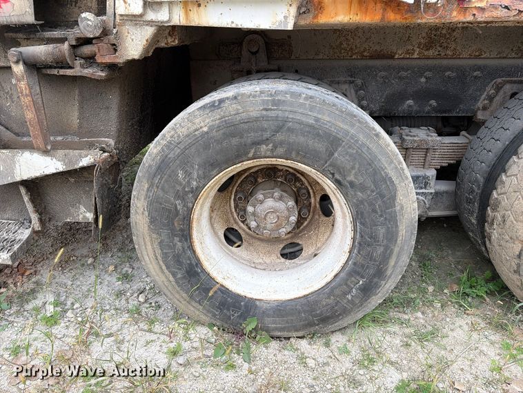 image for item FM6629 2002 International 7400 refuse truck