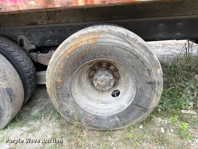 image for item FM6629 2002 International 7400 refuse truck