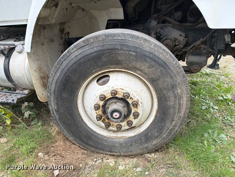 image for item FM6629 2002 International 7400 refuse truck