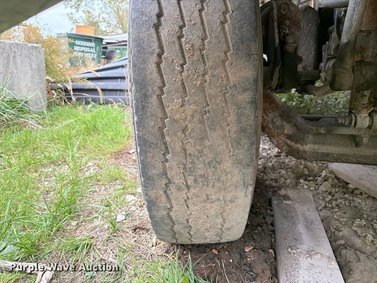 image for item FM6629 2002 International 7400 refuse truck