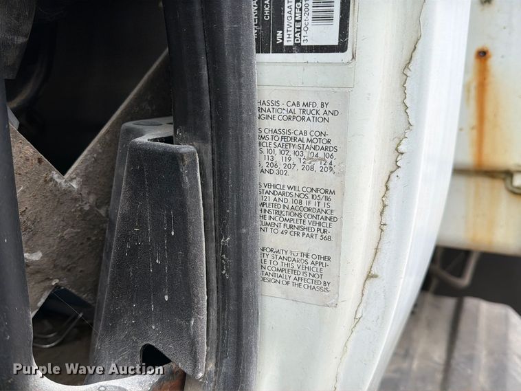 image for item FM6629 2002 International 7400 refuse truck