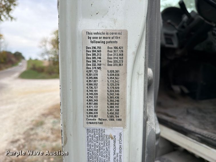 image for item FM6629 2002 International 7400 refuse truck