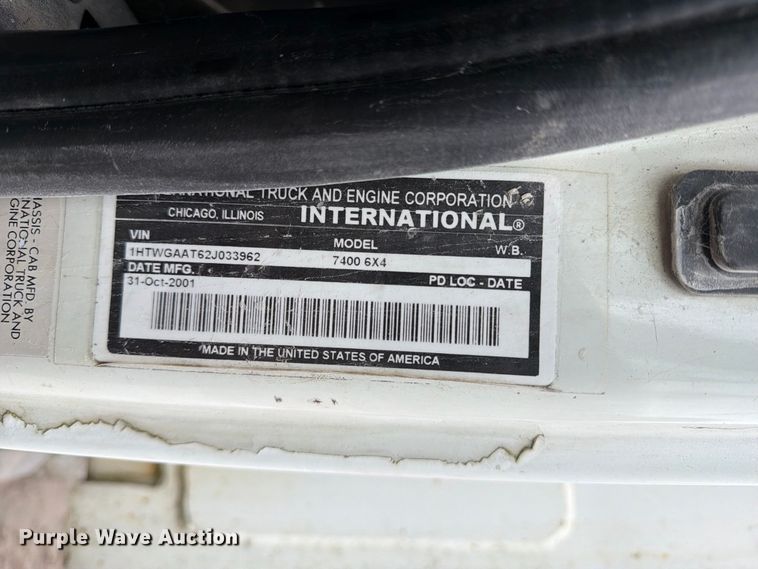 image for item FM6629 2002 International 7400 refuse truck
