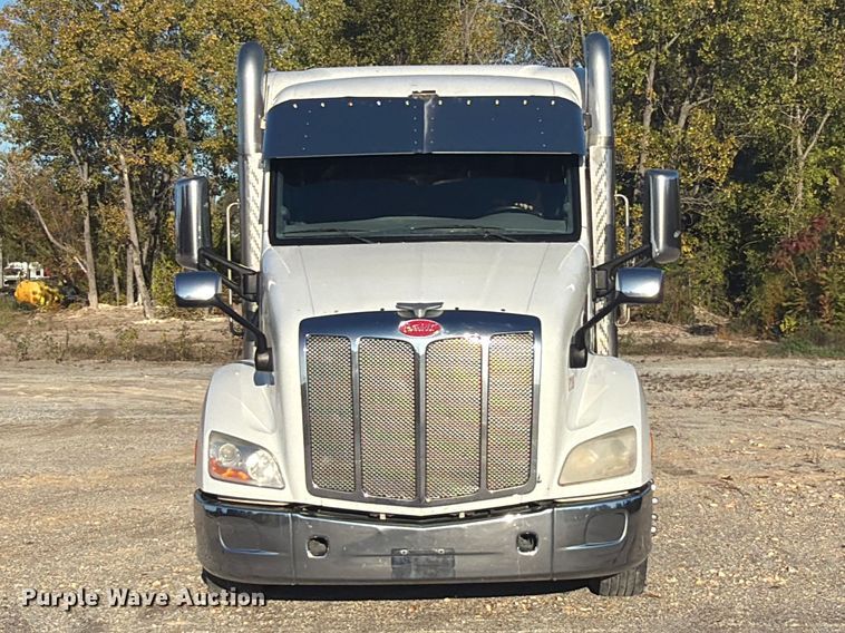 image for item FN2672 2016 Peterbilt 579 semi truck