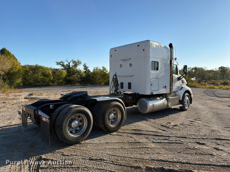image for item FN2672 2016 Peterbilt 579 semi truck