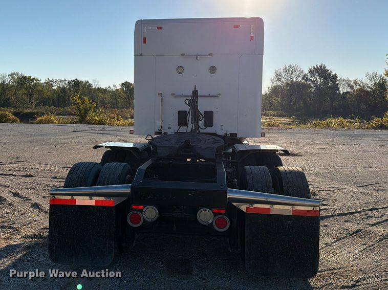 image for item FN2672 2016 Peterbilt 579 semi truck