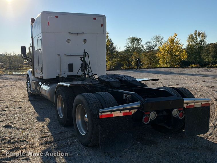 image for item FN2672 2016 Peterbilt 579 semi truck