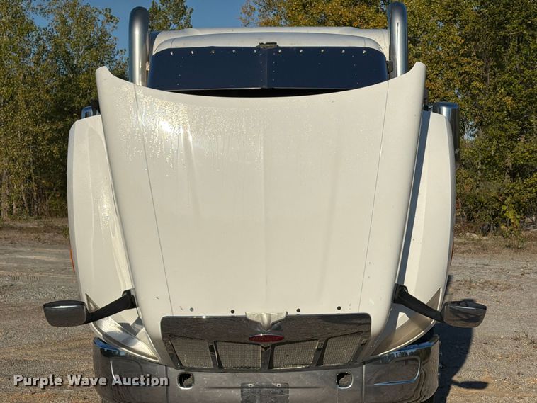 image for item FN2672 2016 Peterbilt 579 semi truck