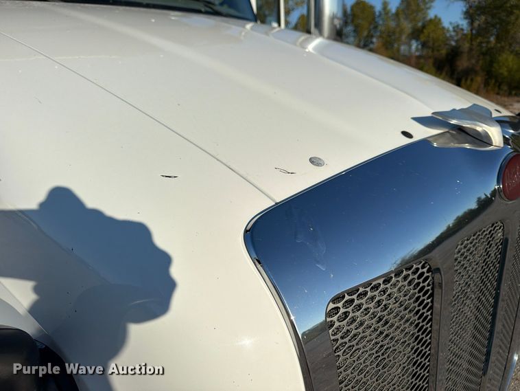 image for item FN2672 2016 Peterbilt 579 semi truck