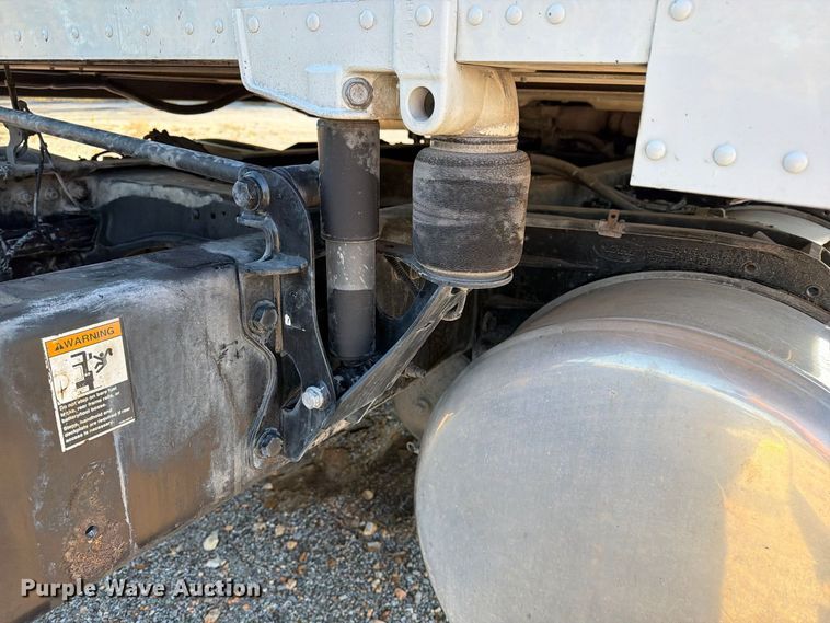 image for item FN2672 2016 Peterbilt 579 semi truck