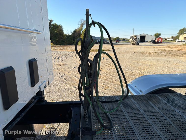image for item FN2672 2016 Peterbilt 579 semi truck