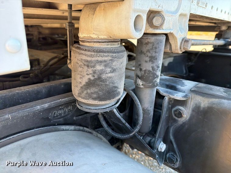 image for item FN2672 2016 Peterbilt 579 semi truck