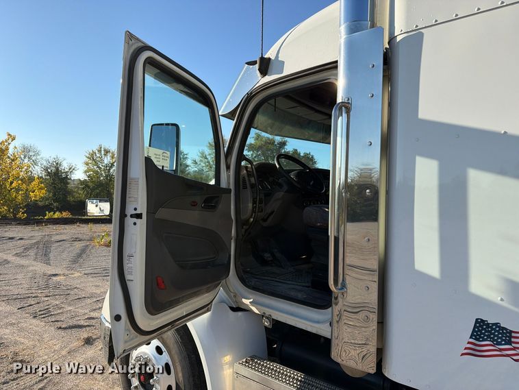 image for item FN2672 2016 Peterbilt 579 semi truck