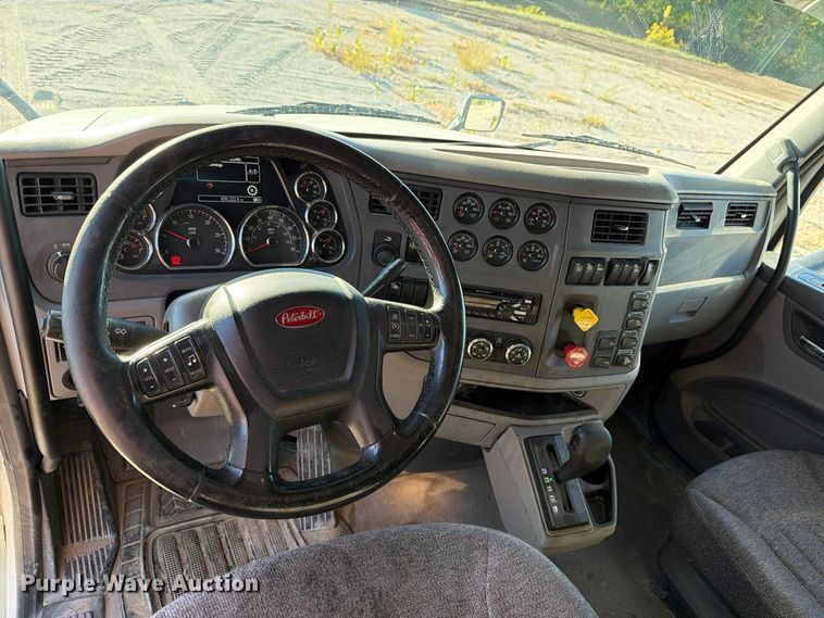 image for item FN2672 2016 Peterbilt 579 semi truck
