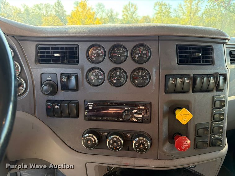 image for item FN2672 2016 Peterbilt 579 semi truck