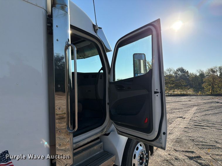image for item FN2672 2016 Peterbilt 579 semi truck