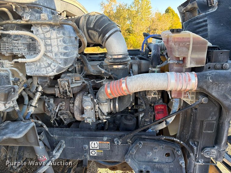 image for item FN2672 2016 Peterbilt 579 semi truck