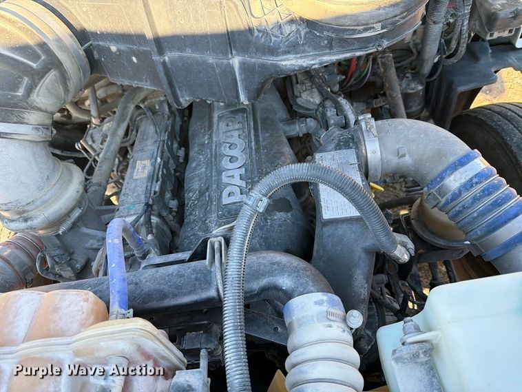 image for item FN2672 2016 Peterbilt 579 semi truck