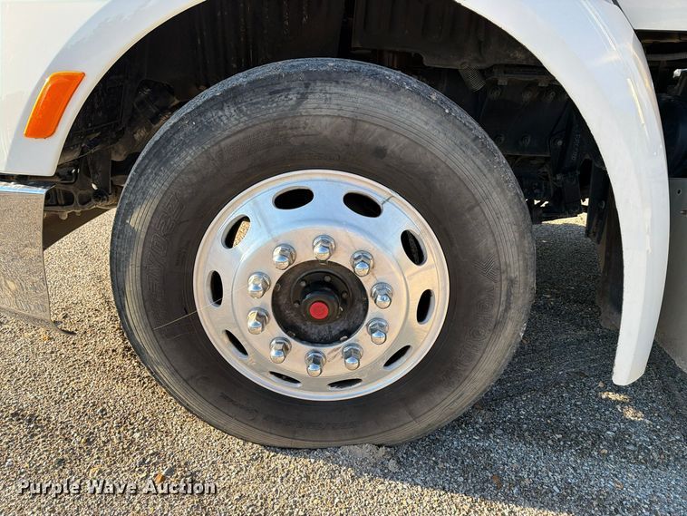 image for item FN2672 2016 Peterbilt 579 semi truck