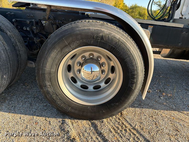image for item FN2672 2016 Peterbilt 579 semi truck