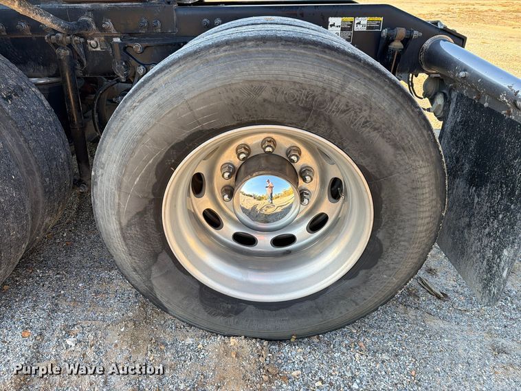 image for item FN2672 2016 Peterbilt 579 semi truck