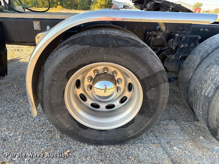 image for item FN2672 2016 Peterbilt 579 semi truck