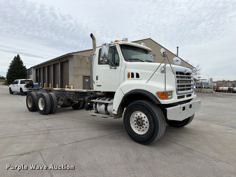 image for item FT7549 2007 Sterling L9500 truck cab and chassis