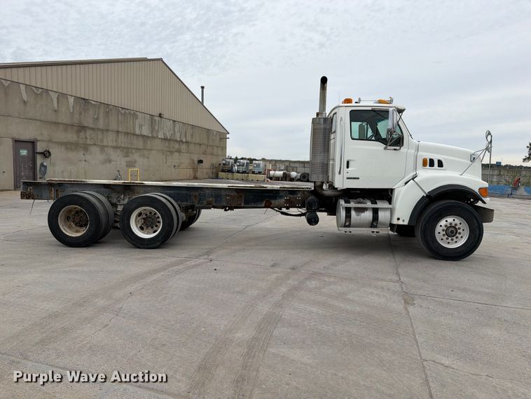image for item FT7549 2007 Sterling L9500 truck cab and chassis