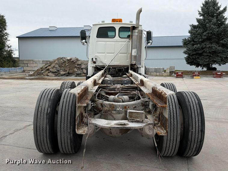 image for item FT7549 2007 Sterling L9500 truck cab and chassis