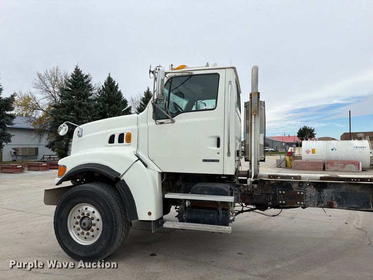 image for item FT7549 2007 Sterling L9500 truck cab and chassis