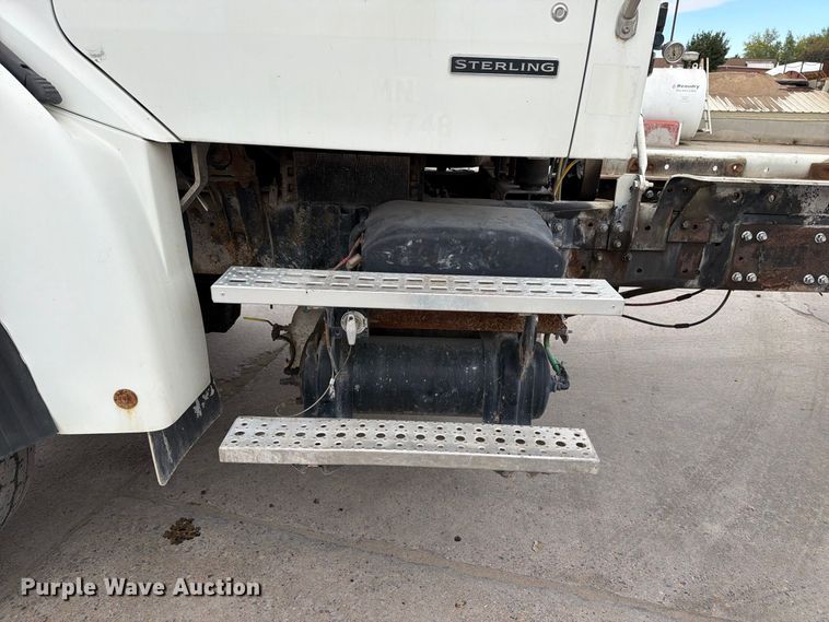image for item FT7549 2007 Sterling L9500 truck cab and chassis