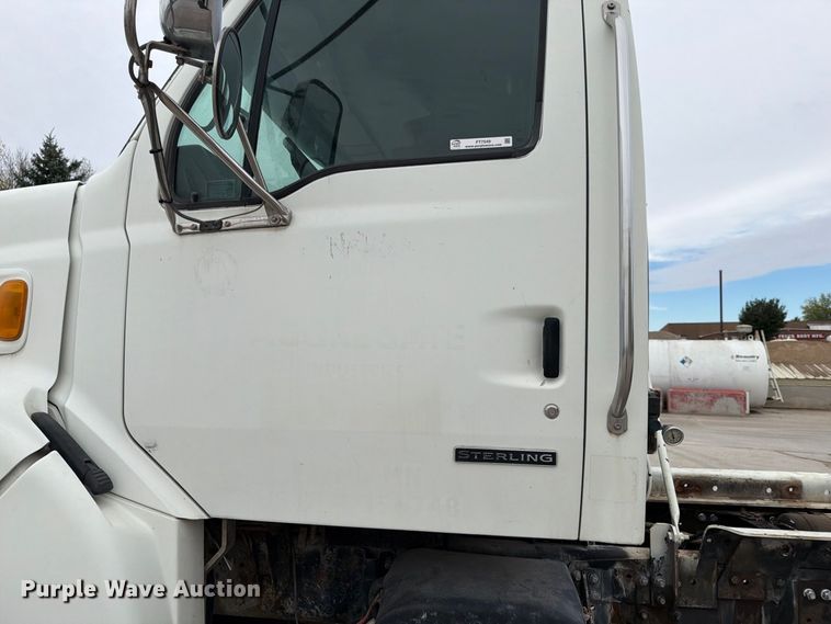 image for item FT7549 2007 Sterling L9500 truck cab and chassis