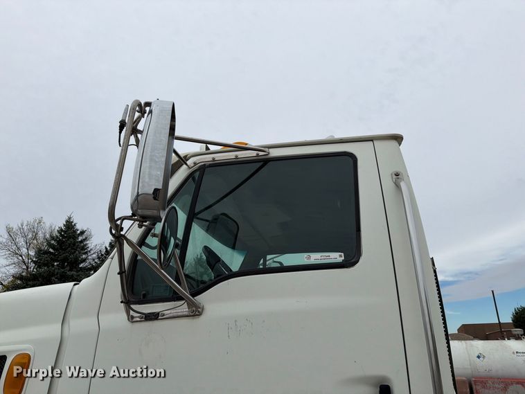 image for item FT7549 2007 Sterling L9500 truck cab and chassis