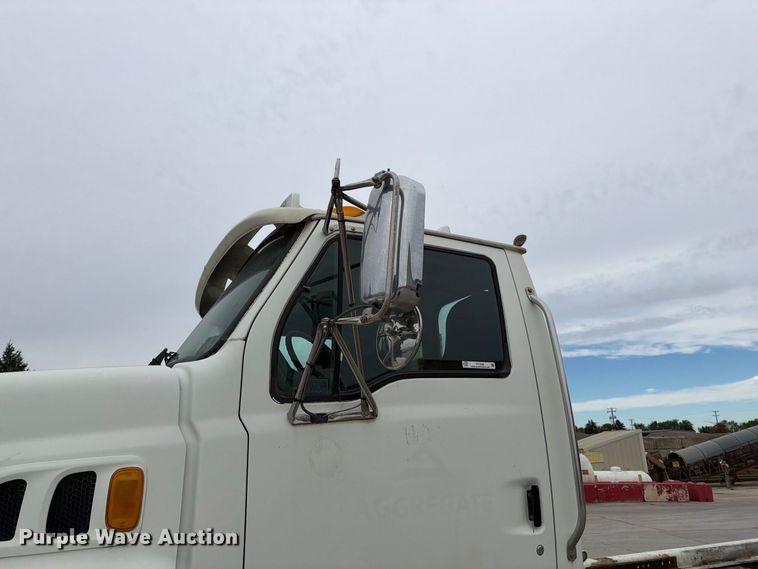 image for item FT7549 2007 Sterling L9500 truck cab and chassis