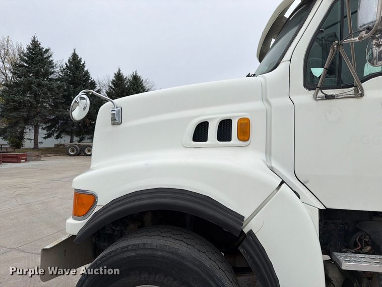image for item FT7549 2007 Sterling L9500 truck cab and chassis