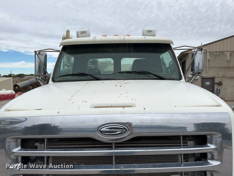 image for item FT7549 2007 Sterling L9500 truck cab and chassis