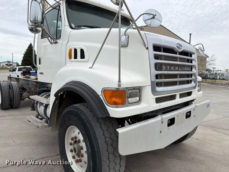 image for item FT7549 2007 Sterling L9500 truck cab and chassis
