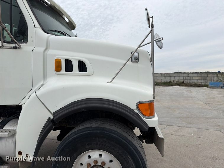 image for item FT7549 2007 Sterling L9500 truck cab and chassis