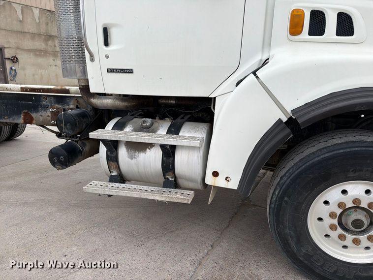 image for item FT7549 2007 Sterling L9500 truck cab and chassis